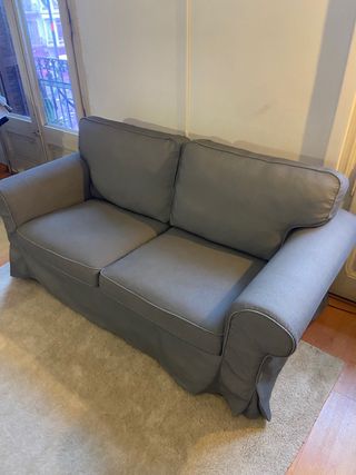 Sofá IKEA gris + alfombra IKEA regalo