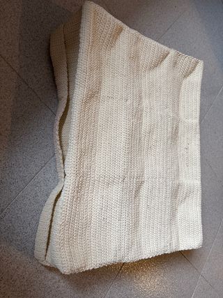 Organizador de tela beige con compartimentos