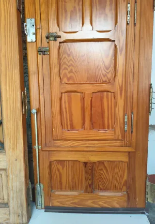 Puerta doble madera con cristales
