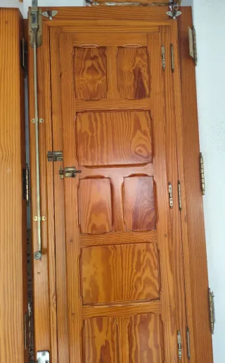 Puerta doble madera con cristales