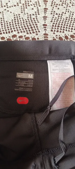 Mallas Nike capri negras y rojas