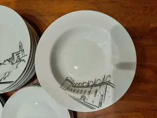 Juego de vajilla con diseño de edificios