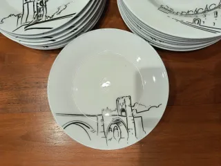 Juego de vajilla con diseño de edificios
