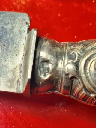 Antiguos cuchillos de plata decorados