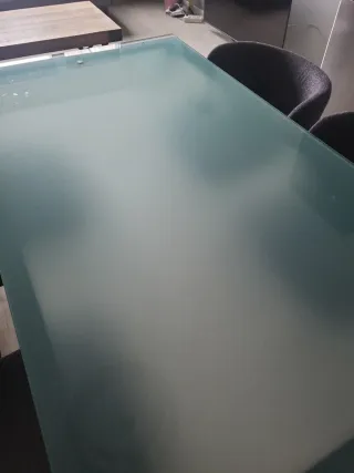 Mesa de comedor cristal y metal,urge venta