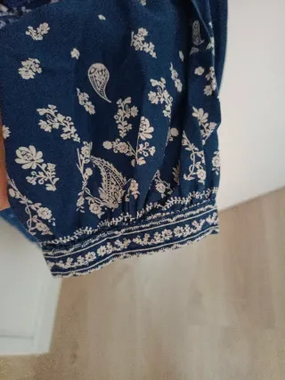 Camisa azul con estampado floral