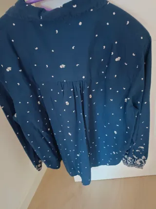 Camisa azul con estampado floral