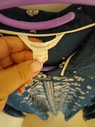 Camisa azul con estampado floral