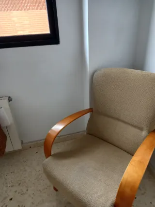 Sillón tapizado beige y madera