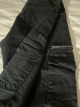 Pantalón cargo negro con cremalleras