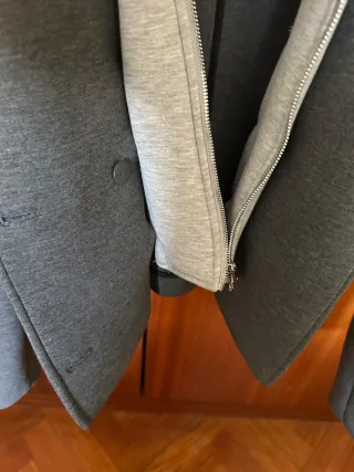 Cazadora Zara gris con capucha