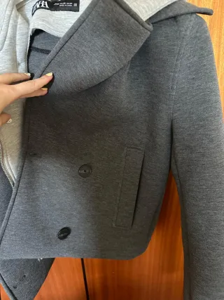 Cazadora Zara gris con capucha