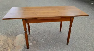 Mesa extensible de madera con cajones