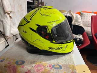 Casco de moto amarillo MT