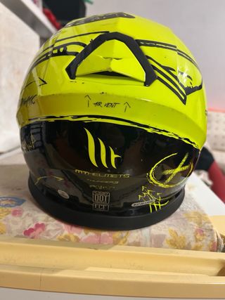 Casco de moto amarillo MT