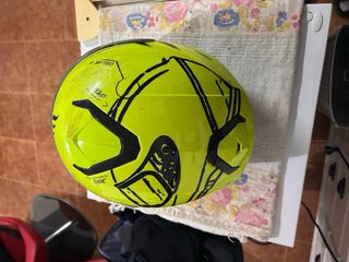 Casco de moto amarillo MT