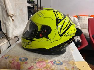 Casco de moto amarillo MT