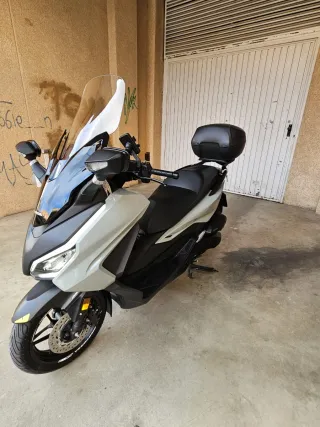 Honda 2023_Forza 125 gris automática