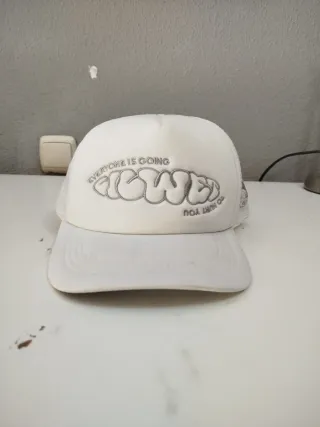 Gorra trucker blanca con rejilla ajustable.