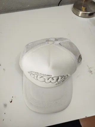 Gorra trucker blanca con rejilla ajustable.