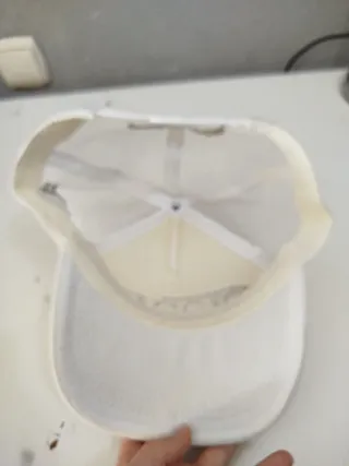 Gorra trucker blanca con rejilla ajustable.