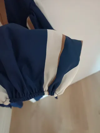 Camisa geométrica azul y multicolor