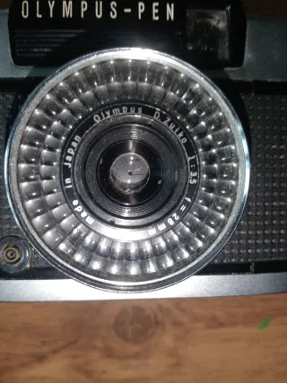Cámara Olympus-Pen Plata y Negra