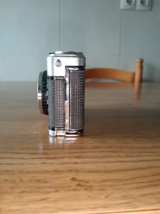 Cámara Olympus-Pen Plata y Negra