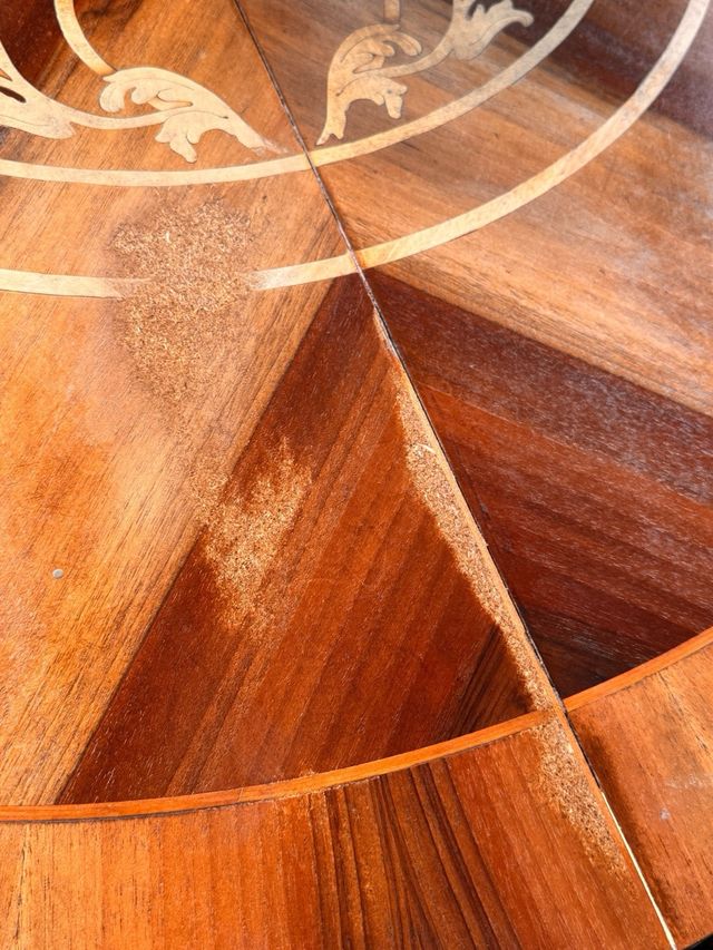 Mesa redonda Isabelina marquetería antigua