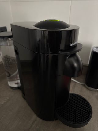 Cafetera Nespresso Vertuo Plus DeLonghi Negra