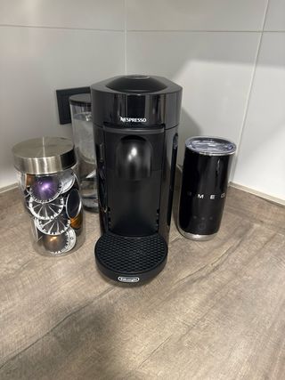 Cafetera Nespresso Vertuo Plus DeLonghi Negra