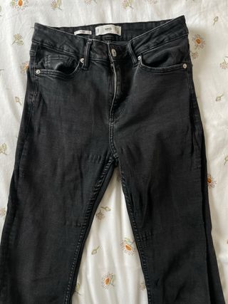 Pantalones flare negros Mango