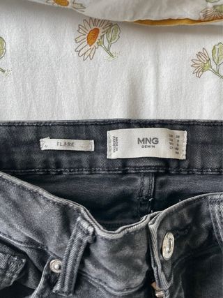 Pantalones flare negros Mango