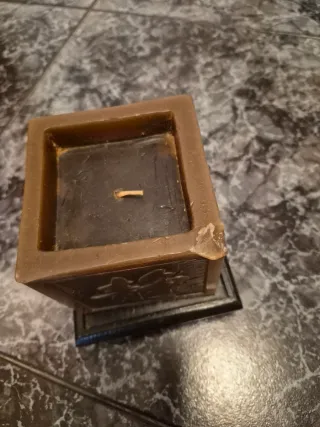 Vela decorativa cuadrada con soporte