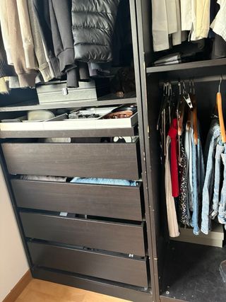 Vestidor modular negro y madera