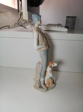 Figura de porcelana niño y perro