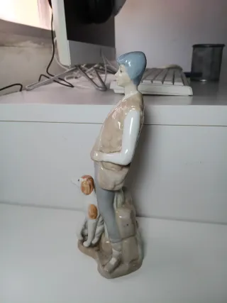 Figura de porcelana niño y perro