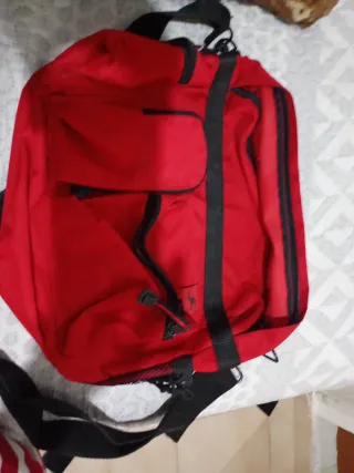 Mochila roja y negra