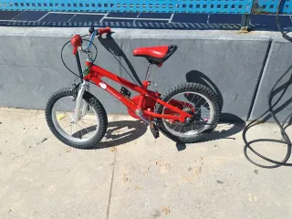 Bicicleta infantil roja
