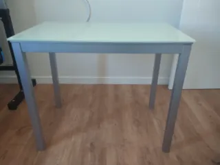 Mesa de cocina cristal y aluminio.