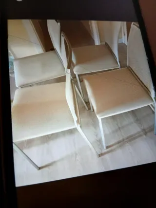 4 Sillas de comedor beige y plateadas