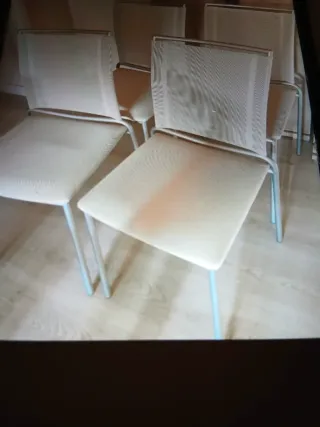 4 Sillas de comedor beige y plateadas