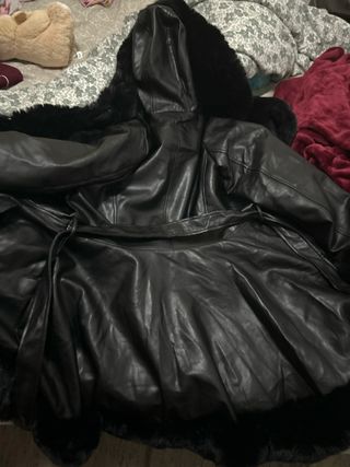 Chaquetón negro con capucha y pelo