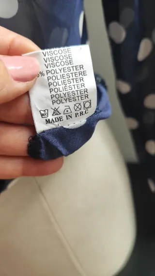 Blusa de lunares azul y blanco. Transparencias.