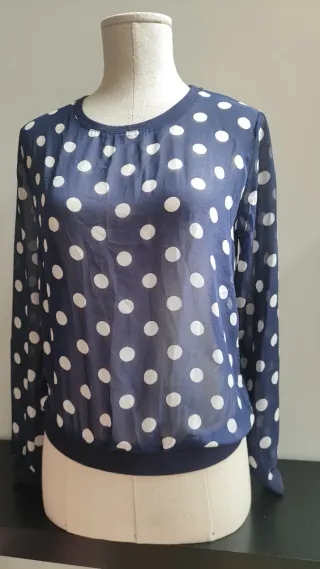 Blusa de lunares azul y blanco. Transparencias.