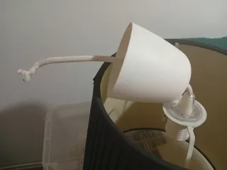 Lámpara de tela negra y blanca