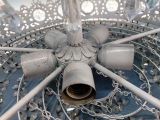 Antigua lámpara de techo estilo Imperio. Araña de cristales de roca.