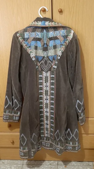 Abrigo mujer bordado