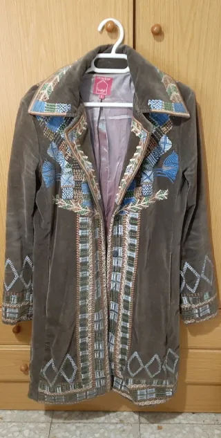 Abrigo mujer bordado