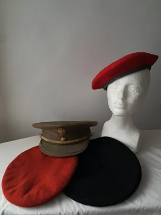 Lote 3 boinas y 1 gorra militar